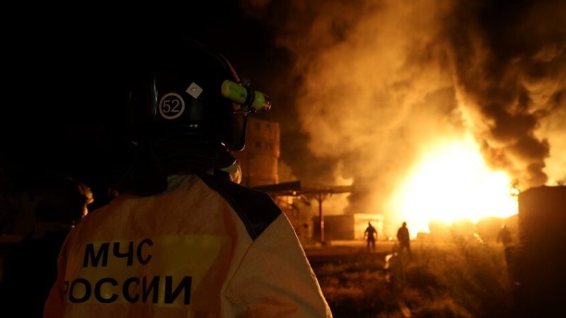 اندلاع حريق بمستودع نفط قرب فولغوغراد الروسية جراء سقوط حطام مسيرة