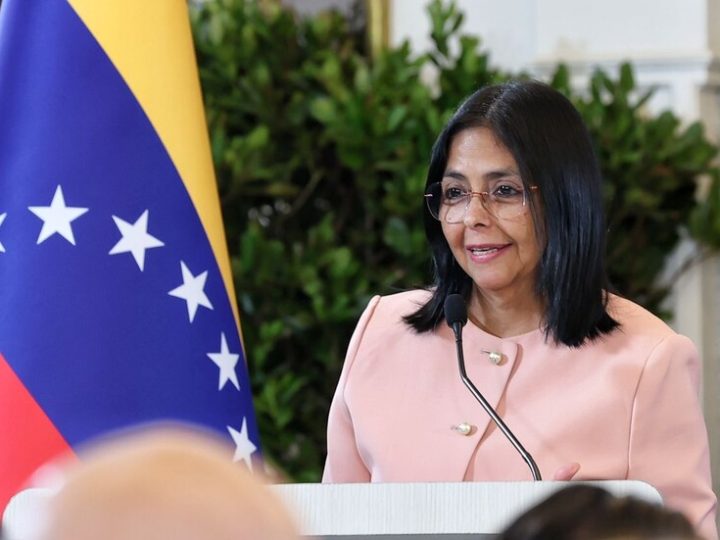 فنزويلا تواجه “العدوان الأمريكي” دبلوماسيا وتسعى لاستئناف علاقاتها مع واشنطن