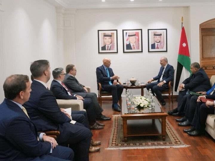 الصفدي وباراك يؤكدان التزام عمان وواشنطن في دعم جهود وقف إطلاق النار والانسحاب السلمي لـ”قسد” من حلب