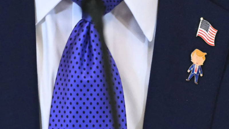 ما قصة دبوس “ترامب السعيد”؟ (فيديو)