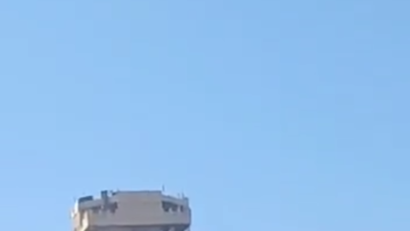 سوريا.. استهداف مبنى محافظة حلب بطائرة مسيرة (فيديو)