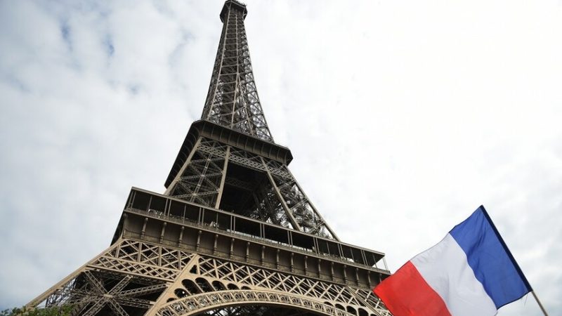 البنك المركزي الفرنسي يحذر من خطر الاختناق المالي في البلاد