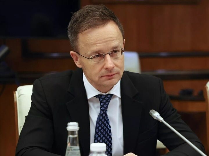 وزير خارجية هنغاريا يحذر من مخاطر تصعيد أوروبي في أوكرانيا