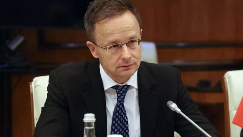 وزير خارجية هنغاريا يحذر من مخاطر تصعيد أوروبي في أوكرانيا