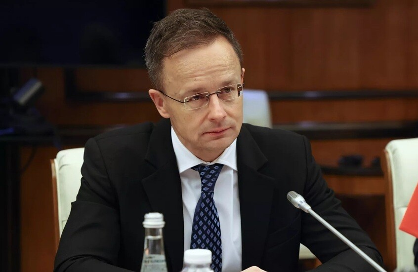 وزير خارجية هنغاريا يحذر من مخاطر تصعيد أوروبي في أوكرانيا