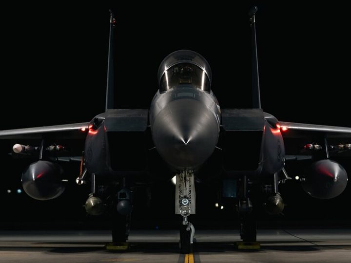 الجيش الأمريكي يعلن تنفيذ عدة ضربات على أهداف لـ”داعش” في أنحاء سوريا (صور + فيديو)