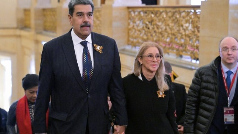 سفير روسي يتحدث عن تصرف بطولي لزوجة مادورو