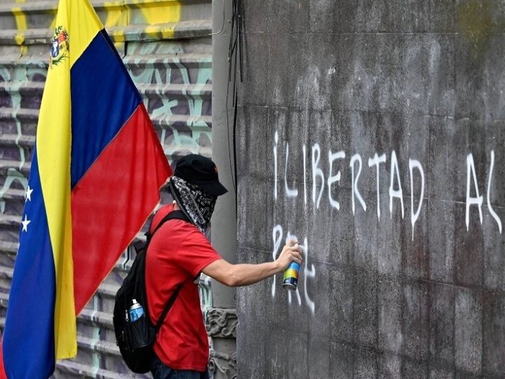 الولايات المتحدة تحث مواطنيها على مغادرة فنزويلا “فورا”