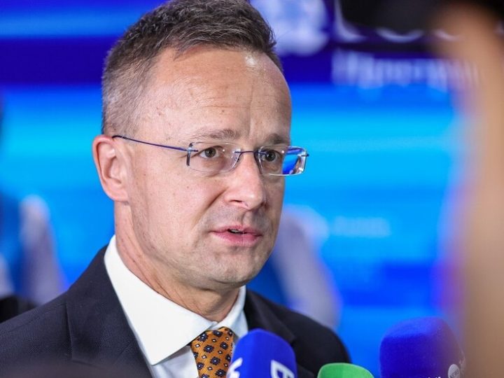 سيارتو: فرنسا وبريطانيا تخاطران بإثارة الحرب مع روسيا