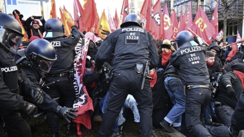 آلاف الألمان يحيون ذكرى اغتيال روزا لوكسمبورغ وكارل ليبكنشت في برلين