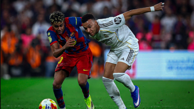 مبابي يسقط لامين جمال ويتسبب في طرد دي يونغ في “كلاسيكو السوبر” (فيديو)