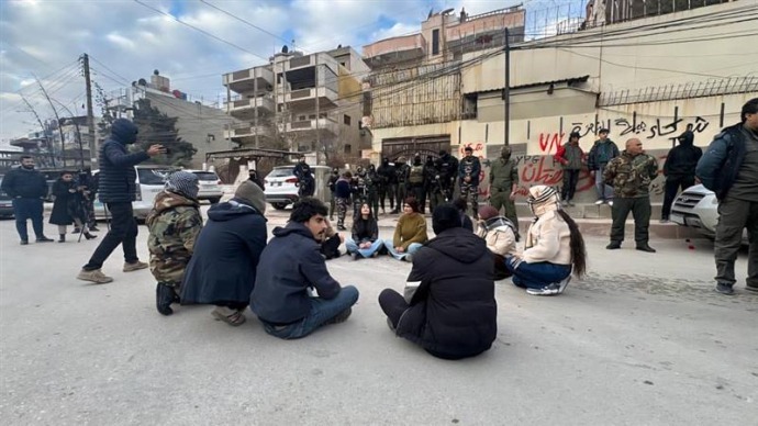 مؤيدو “قسد” يصبون غضبهم من أحداث حلب على مقر الأمم المتحدة في القامشلي السورية