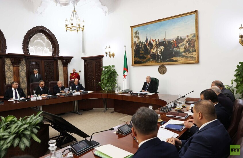 الجزائر.. قرار بتسوية أوضاع الجزائريين المقيمين بالخارج في “وضعيات هشة أو غير قانونية”