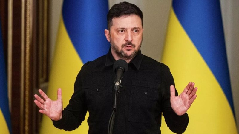 زيلينسكي يتجه لتمديد الأحكام العرفية والتعبئة العامة في أوكرانيا