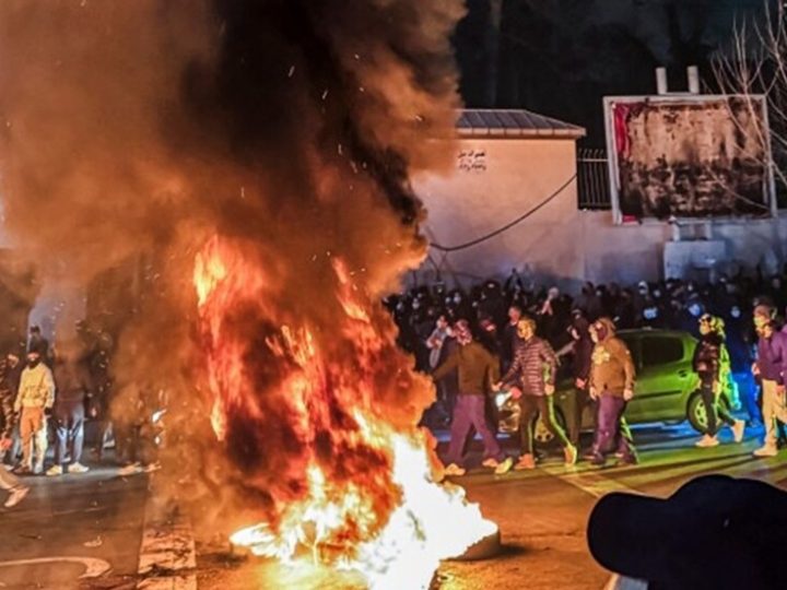 ترامب يتوعد إيران بضربات عسكرية وطهران تؤكد جاهزيتها للحرب والحوار