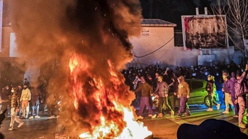 ترامب يتوعد إيران بضربات عسكرية وطهران تؤكد جاهزيتها للحرب والحوار