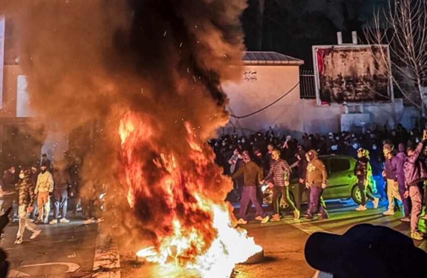 ترامب يتوعد إيران بضربات عسكرية وطهران تؤكد جاهزيتها للحرب والحوار