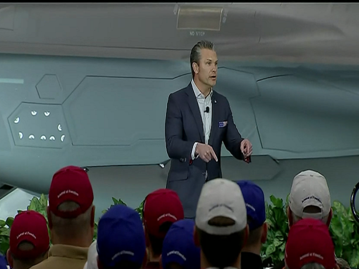 هيغسيث: الرجال الذين يرتدون الفساتين لن يشتتوا انتباه الجيش بعد الآن