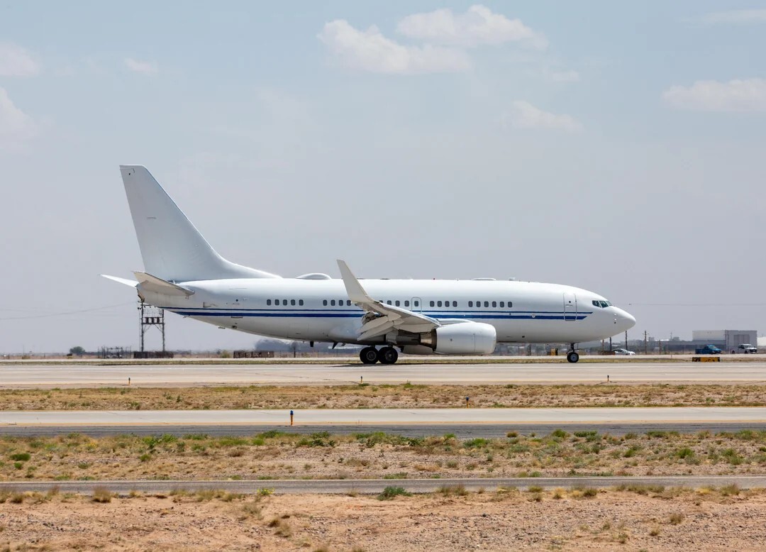 تصنف كجريمة حرب وخيانة.. البنتاغون استخدم طائرة مموهة في أول هجوم شنه على قارب مخدرات (صور)