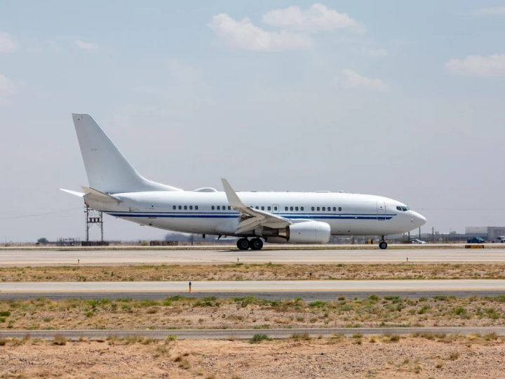 تصنف كجريمة حرب وخيانة.. البنتاغون استخدم طائرة مموهة في أول هجوم شنه على قارب مخدرات (صور)