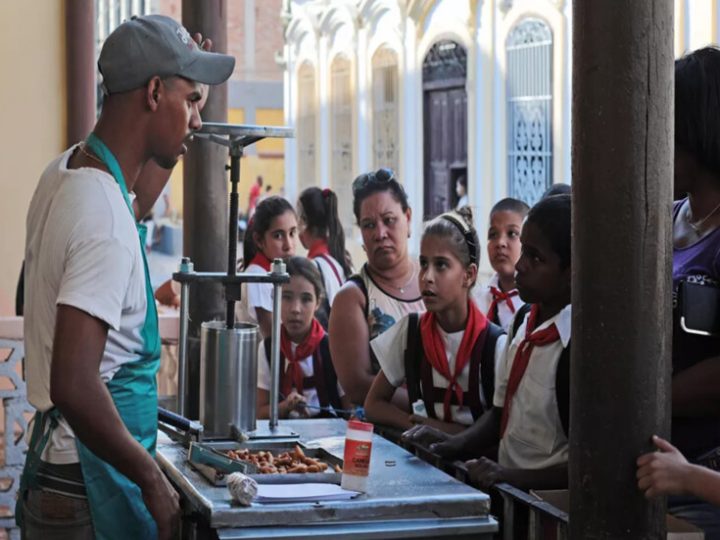 “بلومبرغ”: كوبا مهددة بنقص الغذاء جراء سياسة ترامب