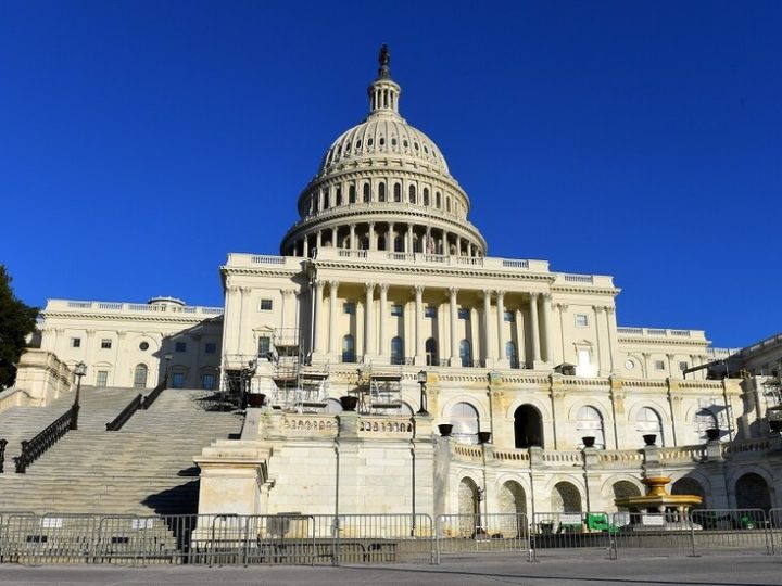 اعتقال موظف سابق بالكونغرس الأمريكي لسرقته 240 هاتفا نقالا وبيعها