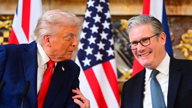 “تلغراف”: ترامب يعتزم عرض مقعد في “مجلس السلام” الخاص بقطاع غزة على ستارمر