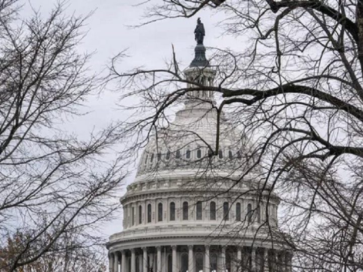الجمهوريون بمجلس الشيوخ يفكرون بحيلة تنظيمية لتجنيب الرئيس دونالد ترامب الحرج بشأن فنزويلا