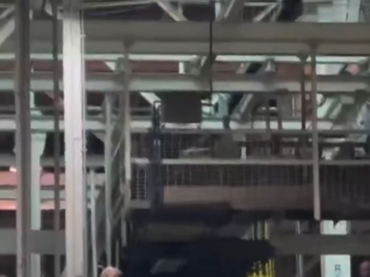 حركة لا أخلاقية وعبارة نابية من ترامب خلال زيارته مصنع “فورد” للسيارات بولاية ميشيغان (فيديو)