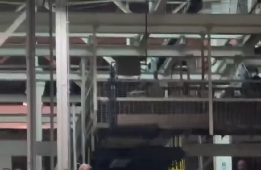 حركة لا أخلاقية وعبارة نابية من ترامب خلال زيارته مصنع “فورد” للسيارات بولاية ميشيغان (فيديو)