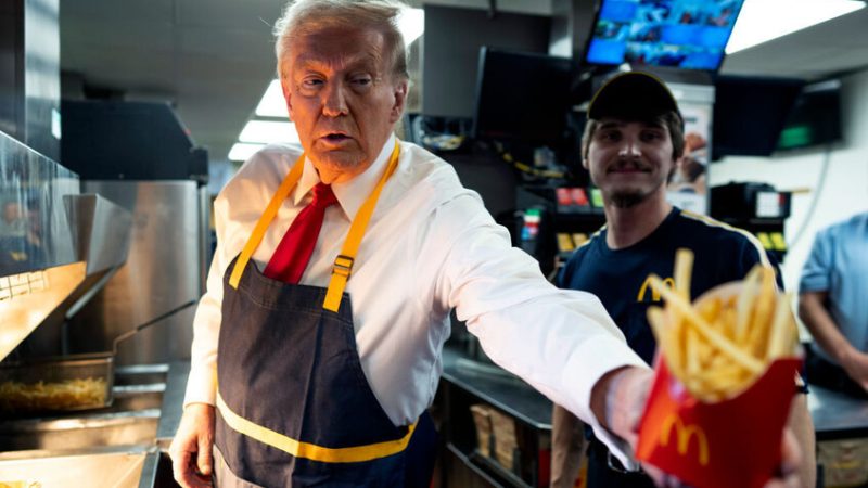 وزير الصحة الأمريكي: لا أعرف كيف لا يزال ترامب على قيد الحياة (فيديو)