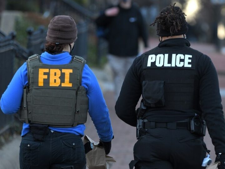 FBI يفتش منزل صحفية في “واشنطن بوست” بعد الاشتباه بكشفها معلومات سرية