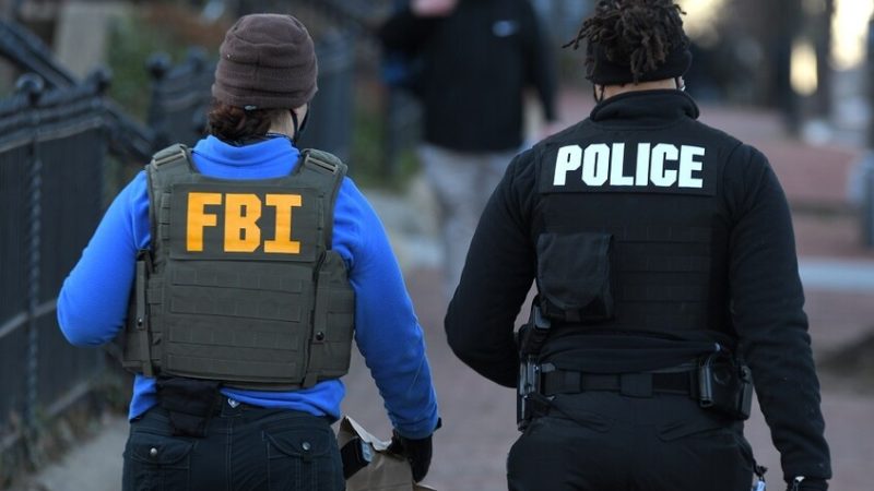 FBI يفتش منزل صحفية في “واشنطن بوست” بعد الاشتباه بكشفها معلومات سرية