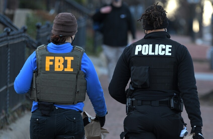 FBI يفتش منزل صحفية في “واشنطن بوست” بعد الاشتباه بكشفها معلومات سرية