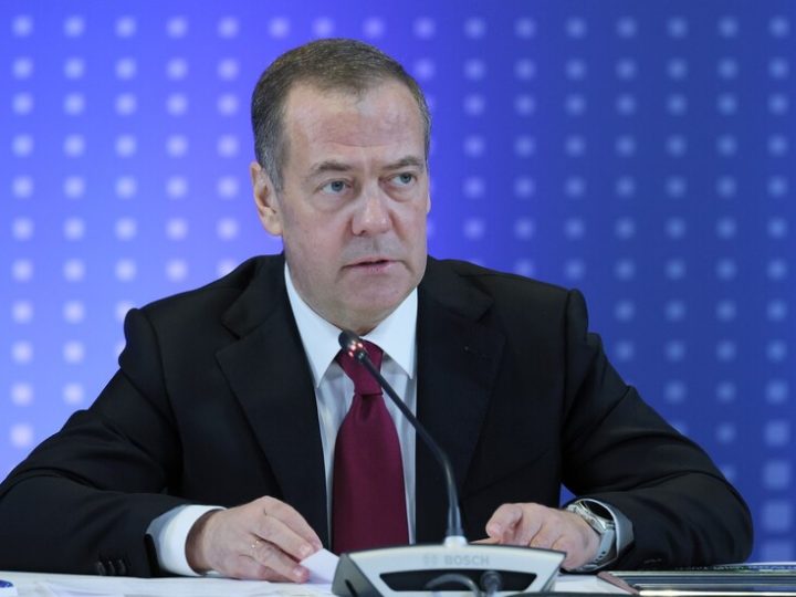 مدفيديف: الأوروبيون سيسلمون غرينلاند للأمريكيين