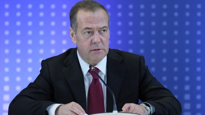 مدفيديف: الأوروبيون سيسلمون غرينلاند للأمريكيين