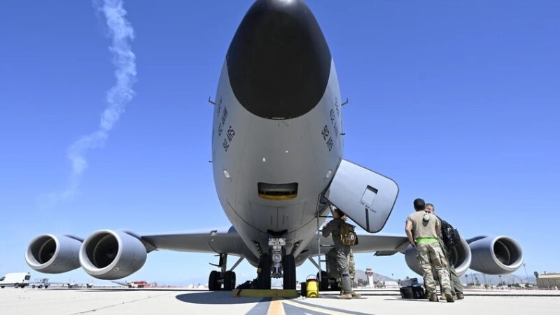 وسائل إعلام: 6 طائرات تزويد بالوقود أقلعت من قاعدة العديد الجوية في قطر (صور)