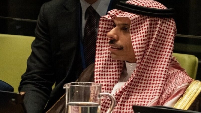 بن فرحان يجري اتصالات مع نظرائه الإيراني والقطري والعُماني لبحث التطورات الإقليمية