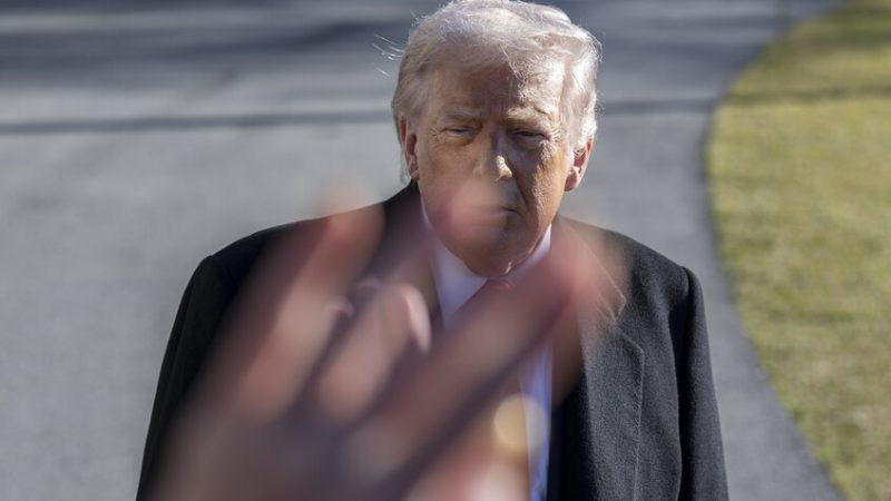 بفضل “إصبع ترامب الوسطى”.. عامل يجني نصف مليون دولار في يوم واحد!