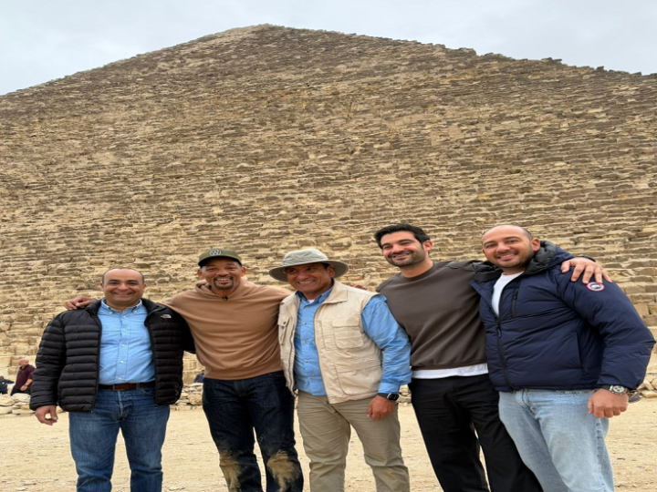 ويل سميث يقدم وعدا للمصريين بعد زيارته أهرامات الجيزة