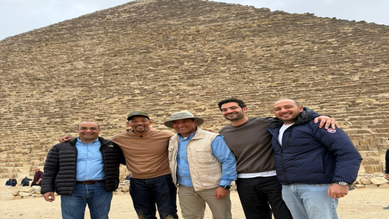 ويل سميث يقدم وعدا للمصريين بعد زيارته أهرامات الجيزة
