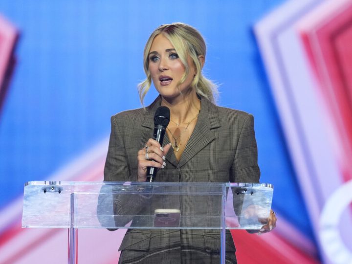 ناشطة أمريكية شهيرة تلف رضيعتها ببطانية مضادة للرصاص بعد أكثر من تهديد بقتلها