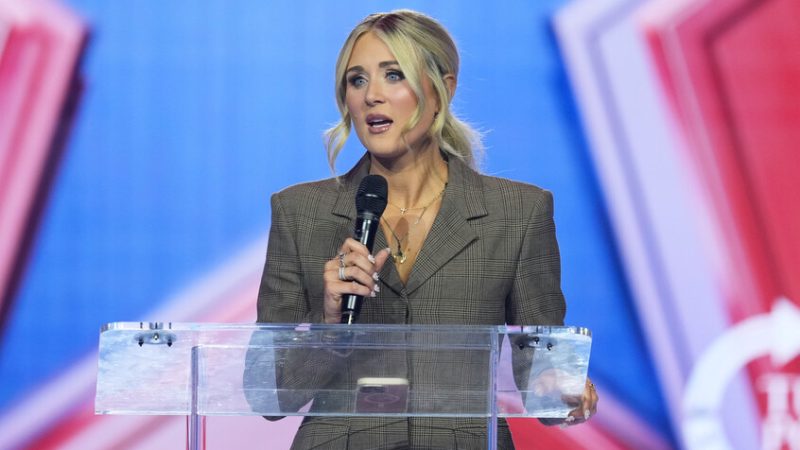 ناشطة أمريكية شهيرة تلف رضيعتها ببطانية مضادة للرصاص بعد أكثر من تهديد بقتلها