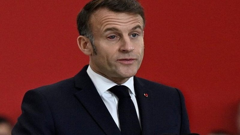 الإليزيه يوضح سبب احتقان عين ماكرون: “وعاء دموي انفجر”