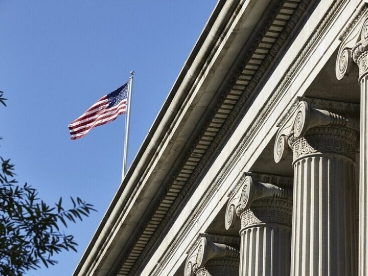 أبرزهم لاريجاني.. الخزانة الأمريكية تفرض عقوبات على مسؤولين إيرانيين بتهمة “قمع” الاحتجاجات