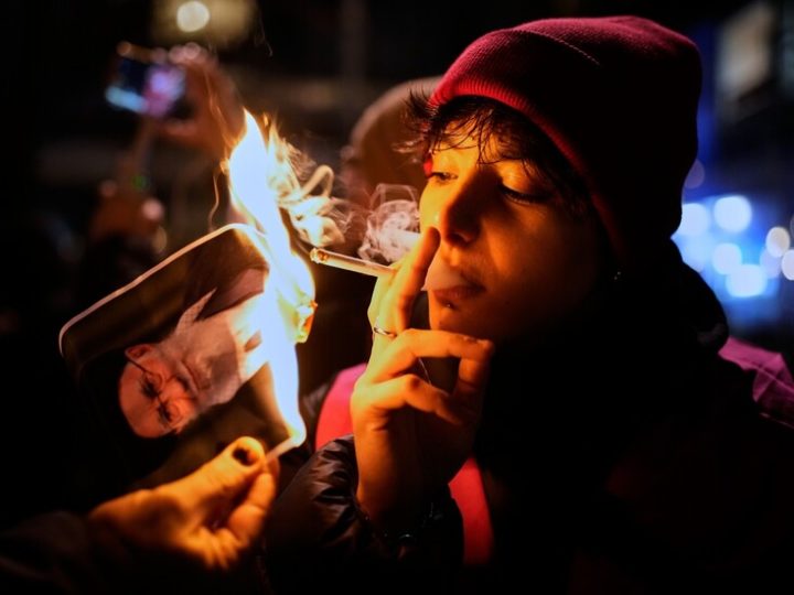 الطاقم الدبلوماسي لسفارة نيوزيلندا يغادر إيران