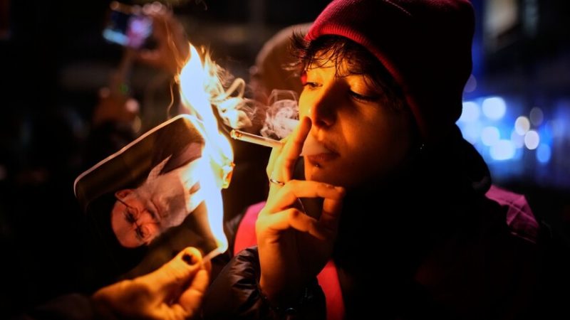 الطاقم الدبلوماسي لسفارة نيوزيلندا يغادر إيران