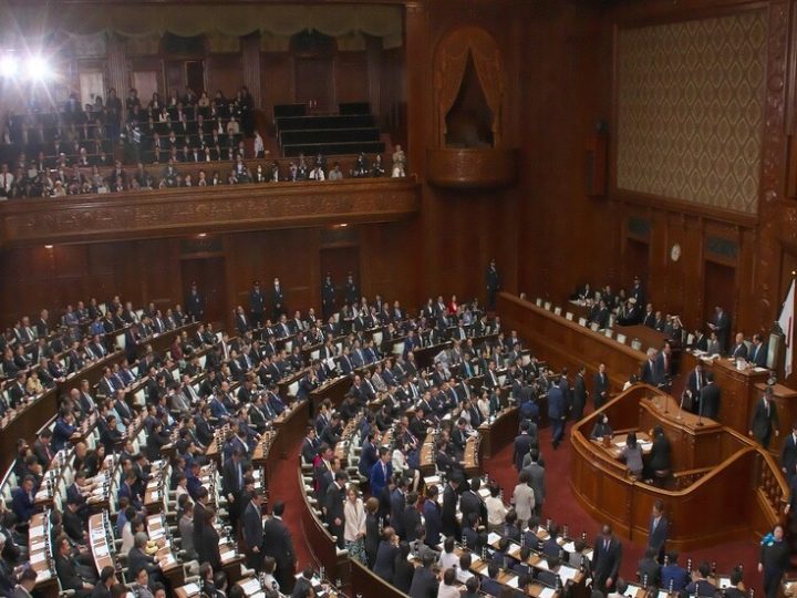 حزبا “الديمقراطي الدستوري” و”كوميتو” اليابانيان يعلنان اسم حزبهما الجديد