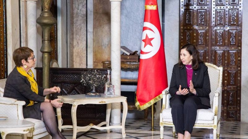 تونس والبنك الأوروبي لإعادة الإعمار والتنمية يوقعان اتفاقية لدعم النمو الاقتصادي