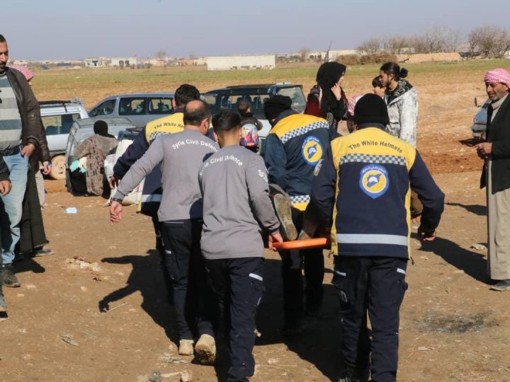 الدفاع المدني السوري: قسد تمنع الممرات الآمنة وأهالي دير حافر ومسكنة يعبرون الجسور المدمرة (صور)